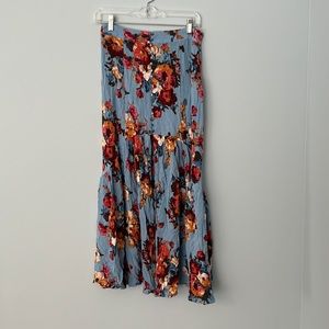 Floral skirt with high slit and button accents
